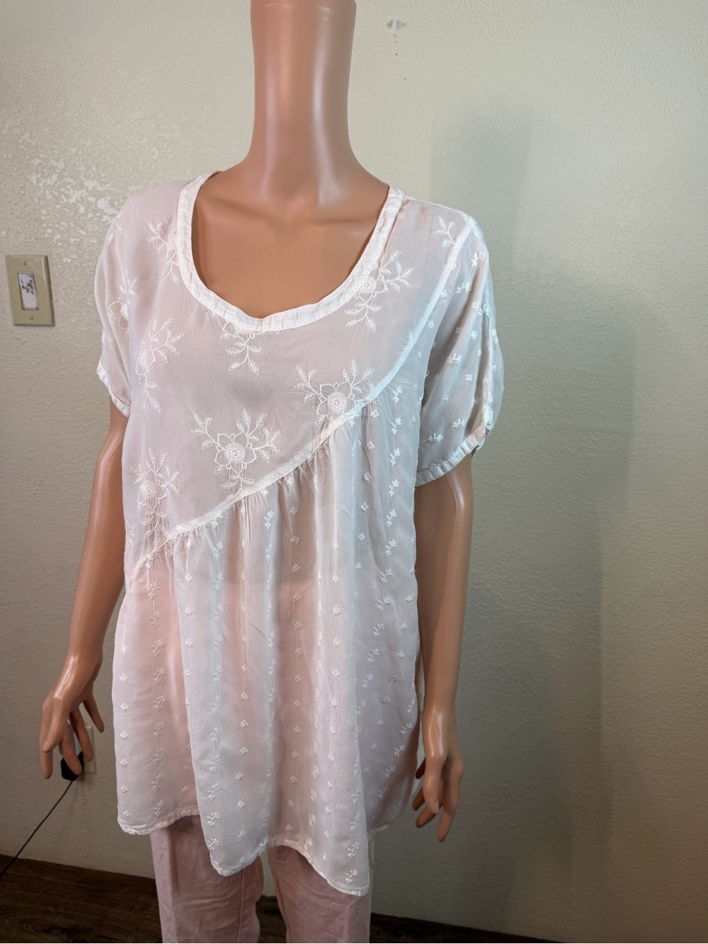 Johnny Was Women’s White Embroidered Eyelet Boho Short Sleeve Blouse Size Small - Picture 3 of 13